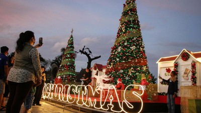 Dua Pohon Natal di Bundaran Besar Palangka Raya Curi Perhatian