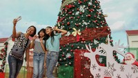 Pemprov Kalteng memasang pohon dan hiasan natal sebagai tempat photobooth di kawasan tersebut guna menyambut perayaan Hari Natal dan Tahun Baru 2025. 