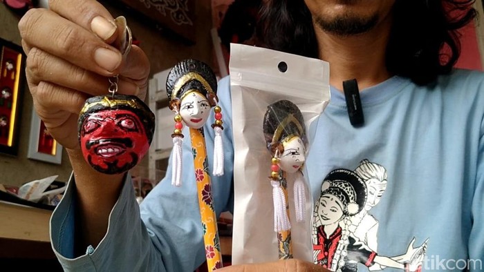Eddy Vega saat menunjukan hasil karya seninya