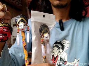 Kisah Eddy Vega Rawat Identitas Budaya Lewat Miniatur Topeng Wayang