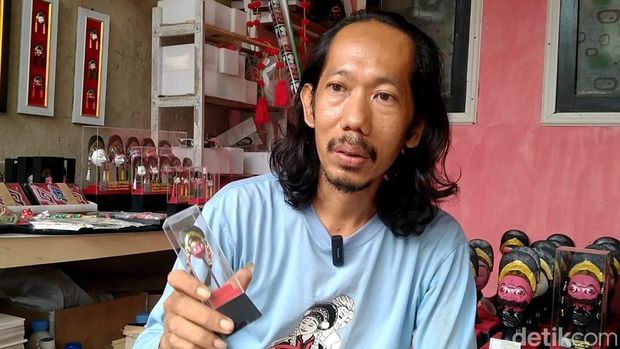 Eddy Vega saat menunjukan hasil karya seninya