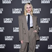 Mengenakan setelan jas lengkap dengan kemeja dan dasi, Elle Fanning memadukan kesan masculine tailoring dengan sentuhan feminin elegan khas dirinya. Foto: Max Cisotti/Dave Benett/WireImag/Dave Benett