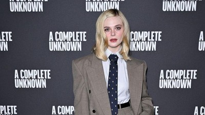 7 Gaya Androgini Elle Fanning, Pakai Setelan Pria Tapi Tetap Feminin