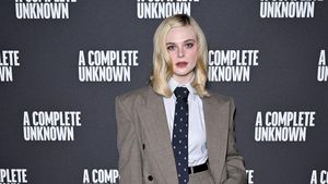 7 Gaya Androgini Elle Fanning, Pakai Setelan Pria Tapi Tetap Feminin