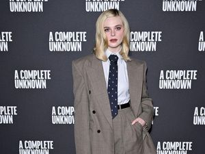 7 Gaya Androgini Elle Fanning, Pakai Setelan Pria Tapi Tetap Feminin