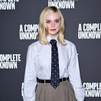 Pemilihan dasi memberikan nuansa vintage menswear, namun tetap terkesan modern dan chic. Sebuah ikat pinggang hitam tipis dengan buckle sederhana membingkai pinggangnya dan memberi struktur pada siluet oversized tersebut. Foto: Max Cisotti/Dave Benett/WireImag/Dave Benett