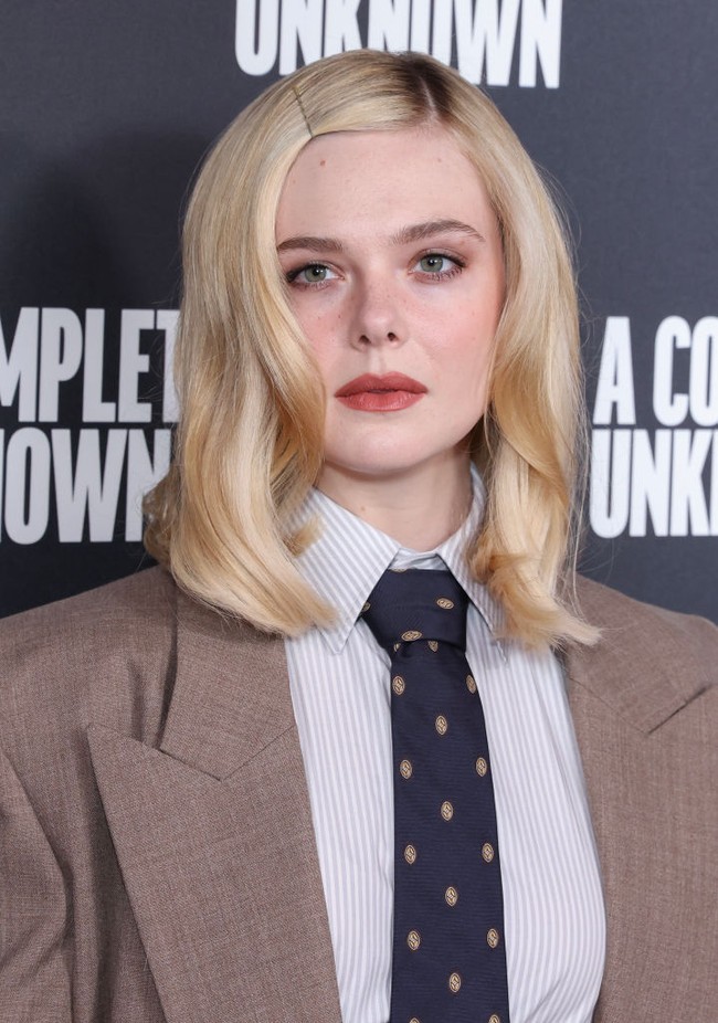Untuk riasan, adik dari aktris Dakota Fanning ini memilih tampilan yang segar dan alami. Kulitnya tampak flawless dengan efek dewy glow yang sehat, sementara pipinya diberi sentuhan blush pink untuk kesan merona alami.  Foto: Max Cisotti/Dave Benett/WireImag/Dave Benett