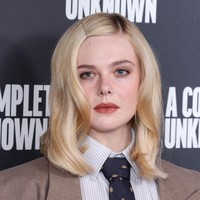 Untuk riasan, adik dari aktris Dakota Fanning ini memilih tampilan yang segar dan alami. Kulitnya tampak flawless dengan efek dewy glow yang sehat, sementara pipinya diberi sentuhan blush pink untuk kesan merona alami.  Foto: Max Cisotti/Dave Benett/WireImag/Dave Benett
