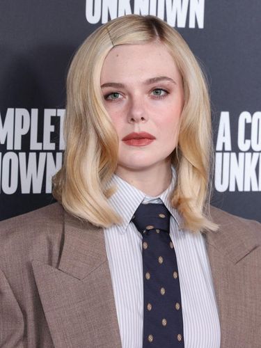 LONDON, ENGLAND - DECEMBER 16: Elle Fanning attends the London photocall for 