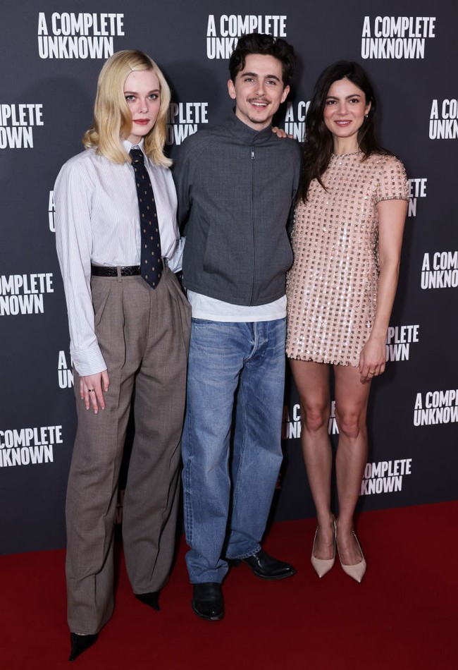 Dalam film ‘A Complete Unknown’ yang mengisahkan perjalanan karier musisi Bob Dylan, Elle Fanning beradu akting dengan Timothee Chalamet dan Monica Barbaro. Dia berperan sebagai Sylvie Russo, kekasih Bob Dylan. Foto: Max Cisotti/Dave Benett/WireImag/Dave Benett