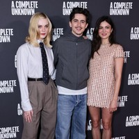 Dalam film ‘A Complete Unknown’ yang mengisahkan perjalanan karier musisi Bob Dylan, Elle Fanning beradu akting dengan Timothee Chalamet dan Monica Barbaro. Dia berperan sebagai Sylvie Russo, kekasih Bob Dylan. Foto: Max Cisotti/Dave Benett/WireImag/Dave Benett