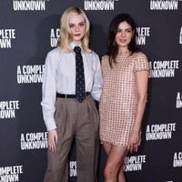 Rambut pirang Elle ditata bergelombang lembut dengan belahan samping, memberikan sentuhan effortless glam. Foto: Max Cisotti/Dave Benett/WireImag/Dave Benett