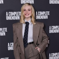 Artis 26 tahun ini memilih setelan abu-abu oversized, yang terdiri dari blazer berstruktur dan celana panjang berpotongan lebar. Elle memadukannya dengan kemeja putih klasik yang dimasukkan ke dalam celana dan sebuah dasi bermotif polkadot kecil berwarna biru tua. Foto: Max Cisotti/Dave Benett/WireImag/Dave Benett