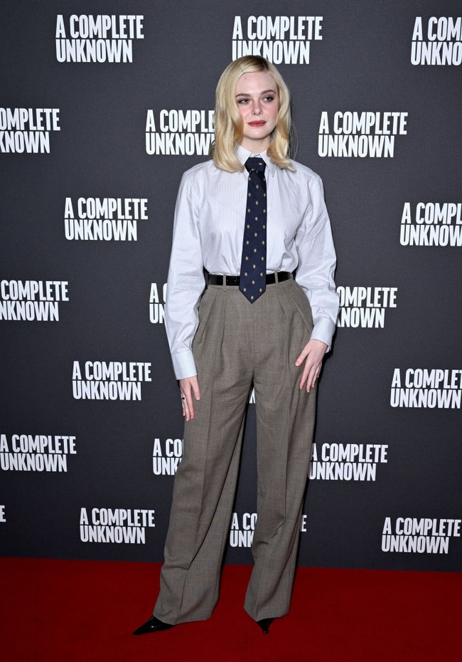 Sepatu pointed black heels menambah sentuhan feminin yang kontras namun tetap harmonis dengan keseluruhan look. Foto: Max Cisotti/Dave Benett/WireImag/Dave Benett