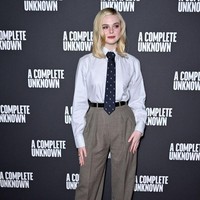 Sepatu pointed black heels menambah sentuhan feminin yang kontras namun tetap harmonis dengan keseluruhan look. Foto: Max Cisotti/Dave Benett/WireImag/Dave Benett