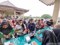 Senangnya Emak-emak di Ponorogo Serbu Pasar Murah Jelang Nataru