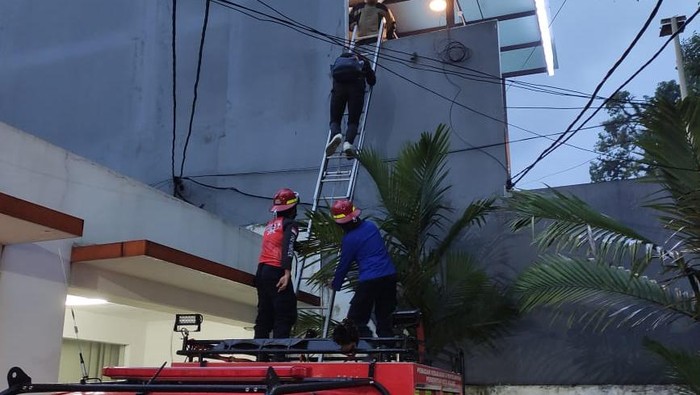 Empat pengunjung kafe yang terjebak di lantai 2 hingga harus ditolong petugas Damkar.