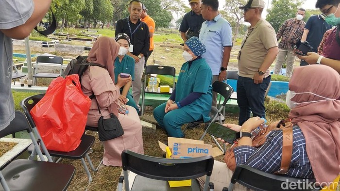 FS, ibu dari bayi diduga tertukar mengaku mendapat tekanan dari pihak rumah sakit (RS) yang mendatangi kantornya dan meminta menandatangani surat perjanjian damai. (MI Fawdi/detikcom)