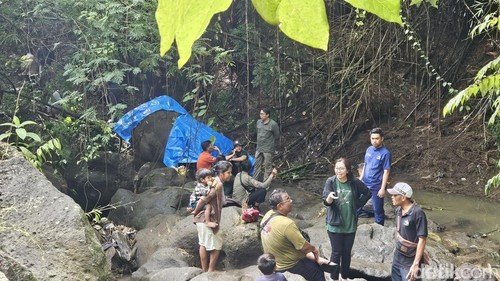 Petugas berjaga depan lokasi gajah Moly ditemukan mati di Desa Guwang, Sukawati, Gianyar, Selasa (17/12/2024) (Putu Krista/detikBali).