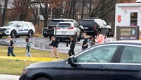 Penembak, yang dilaporkan merupakan siswa di sekolah tersebut, ditemukan tewas dengan pistol di tangannya oleh petugas yang segera tiba di lokasi. 