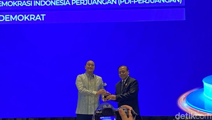 Gerindra menerima penganugerahan kategori partai paling informatif versi KIP.