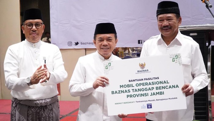Gubernur Jambi Al Haris saat terima bantuan dari Baznas RI