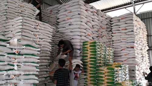 Stok beras di gudang Perum Bulog Kantor Cabang Labuan Bajo. (Ambrosius Ardin)