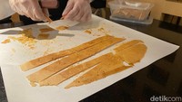 Senbei Sushi Tei ini bisa dibawa pulang. Kalau mau, pegawai akan membantu memotong senbei sampai menjadi bagian kecil, lalu menyajikannya dalam wadah plastik. Foto: Detikcom / Atiqa Rana
