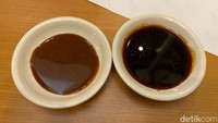 Kalau mau lebih enak, bisa dicocol ke dua macam saus. Saus yang warnanya agak cokelat muda punya rasa dominan manis. Sedangkan yang hitam, dominan gurih sedikit pedas. Foto: Detikcom / Atiqa Rana