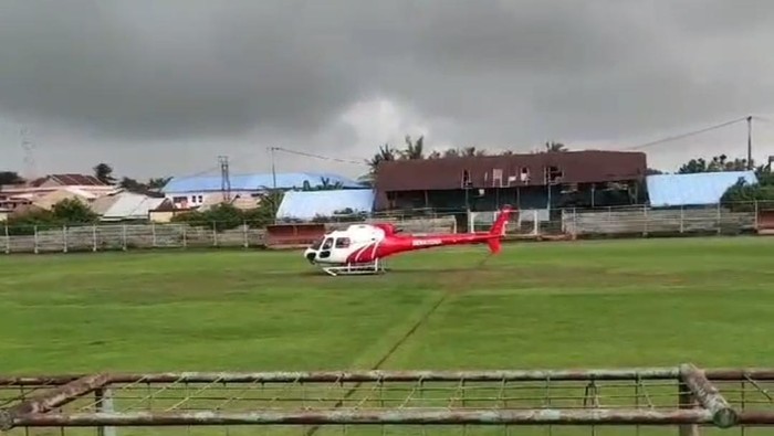 Helikopter mendarat darurat di Lapangan Kassi Kebo, Kabupaten Maros.