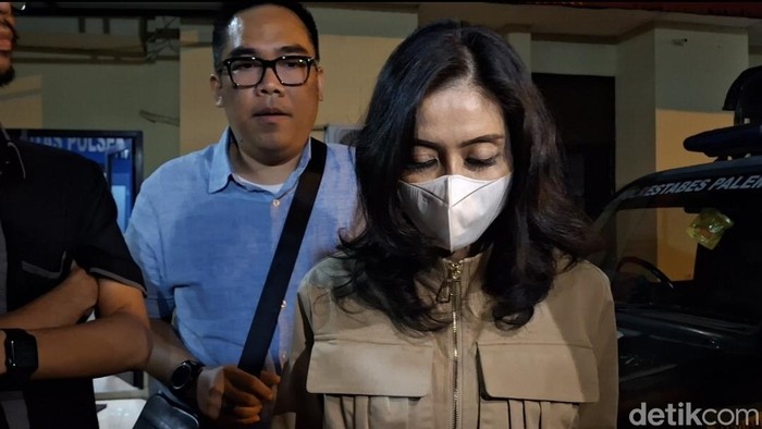Ibu Lady menyampaikan permohonan maaf
