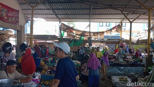 Ilustrasi - Suasana di Pasar Kebon Roek, Kota Mataram, NTB, belum lama ini. (Foto: Nathea Citra/detikBali)