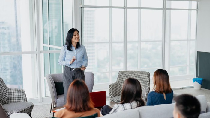 Ilustrasi wanita memberi sambutan singkat atau pidato