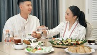 Meski memiliki chef pribadi, Nikita dan sang suami masih senang ngemil jajanan pasar. Seperti bolu kukus, pastel hingga pie buah. Foto: Instagram @nikitawillyofficial94