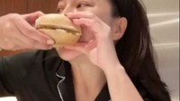 Saat hamil anak keduanya, Nikita cukup sering bagikan pola makannya. Ia suka bagel dengan buah zaitun dan telur orak-arik. Foto: Instagram @nikitawillyofficial94
