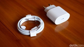 Dalam paket pembelian, Apple masih memberikan kabel chager USB-C dan adaptor. Foto: Adi Fida Rahman/detikINET