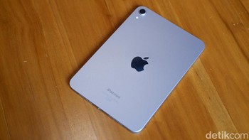 iPad Mini 7 datang dengan chip A17 Pro, yang memberikan kinerja yang sangat cepat untuk aplikasi. Performa ini setara atau bahkan melebihi iPhone 15 Pro, membuat tablet ini ideal untuk pengguna yang membutuhkan kecepatan tanpa kompromi. Foto: Adi Fida Rahman/detikINET