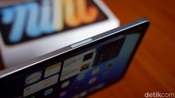 Terdapat tombol power di samping kiri. Tombol power ini menyatu dengan sensor Touch ID. Foto: Adi Fida Rahman/detikINET