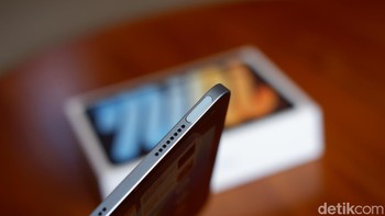 iPad Mini 7 mendukung Apple Pencil Pro yang dapat diisi ulang di bagian atas tablet. Foto: Adi Fida Rahman/detikINET