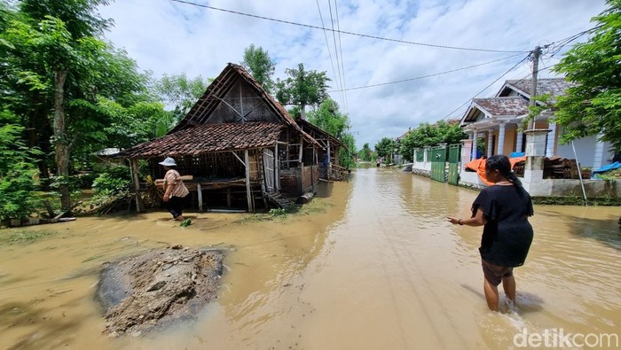Jalan poros Desa Pengkol, Ponorogo terendam banjir. Aktivitas warga terganggu. Warga mengeluh kesulitan makanan.