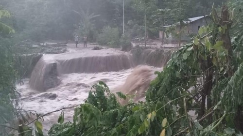 Jalan putus akibat diterjang banjir bandang di Manggarai Timur, NTT, Selasa (16/12/2024).