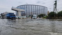 Banjir rob menggenangi jalanan di depan Jakarta International Stadium (JIS), Jakarta Utara, Selasa (17/10/2024).