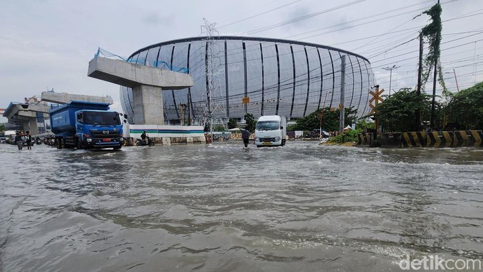 Jalan RE Martadinata Depan JIS Tergenang Banjir Rob Pengendara melintasi banjir air laut pasang (rob) yang menggenangi jalan RE Martadinata tepatnya di depan JAkarta International Stadium (JIS), Jakarta Utara, Selasa (17/10/2024). Puncak rob pada pukul 09.00 WIB hingga 10.00 WIB. Air mulai surut pada pukul 11.00 WIB. Fenomena rob terjadi karena tanggal bulan purnama ataupun bulan mati. Sejumlah wilayah di Jakarta Utara juga terendam rob seperti di Muara Angke dan Marunda.
