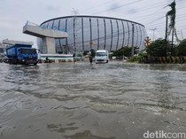 Jalan RE Martadinata Depan JIS Tergenang Banjir Rob