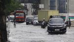 Jalan RE Martadinata Depan JIS Tergenang Banjir Rob