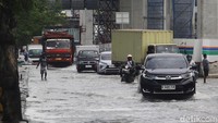 Sejumlah wilayah di Jakarta Utara juga terendam rob seperti di Muara Angke dan Marunda.