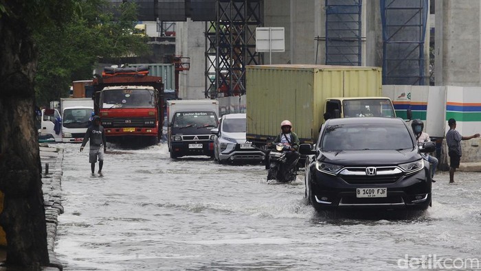 Pengendara melintasi banjir air laut pasang (rob) yang menggenangi jalan RE Martadinata tepatnya di depan JAkarta International Stadium (JIS), Jakarta Utara, Selasa (17/10/2024). Puncak rob pada pukul 09.00 WIB hingga 10.00 WIB. Air mulai surut pada pukul 11.00 WIB. Fenomena rob terjadi karena tanggal bulan purnama ataupun bulan mati. Sejumlah wilayah di Jakarta Utara juga terendam rob seperti di Muara Angke dan Marunda.