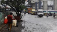 Pengendara nekat menerobos banjir di Jalan RE Martadinata tepatnya di depan Jakarta International Stadium (JIS).