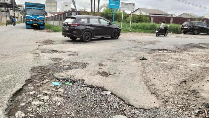 Jalan rusak di simpang tiga Aluminium Raya, Medan Deli, Kota Medan. (M Hasbi Fauzi/detikSumut)