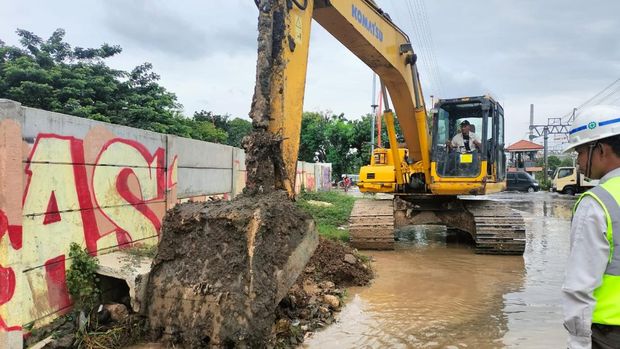 Jalur kereta api (KA) di Jakut beberapa kali terendam banjir rob hingga perjalanan KA terganggu. KAI meninggikan rel jalur KA hingga memperlancar drainase. (dok KAI Daop 1)